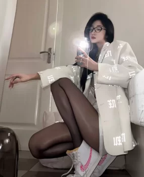 大美腿刚学美容极品身材女孩