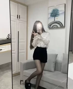 爱穿包臀裙的大胸妹