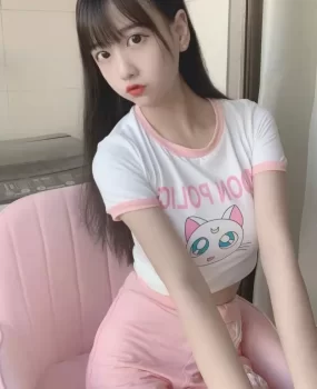 学校里面放的漂亮妹子