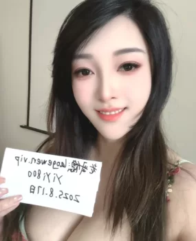 南山D胸舌吻饱妹