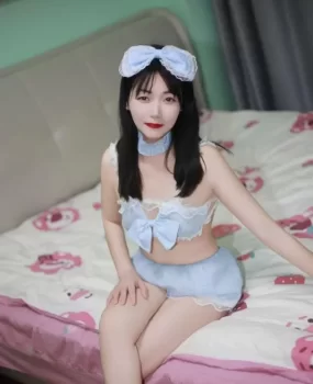 白嫩低胸情趣少妇