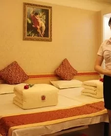 门口迎宾小姐很漂亮