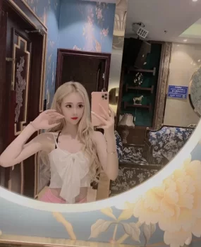 小区学生妹子人美腿长下紧。颜值小仙女